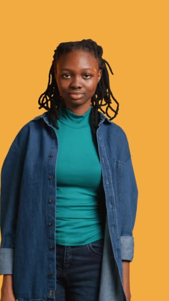 Vertikal Video Sorglös Afrikansk Ung Flicka Med Positivt Välbefinnande Känna — Stockvideo