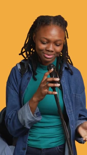 Vertikales Video Afrikanisch Amerikanischer Motivationsredner Spricht Mikrofon Spricht Publikum Hält — Stockvideo