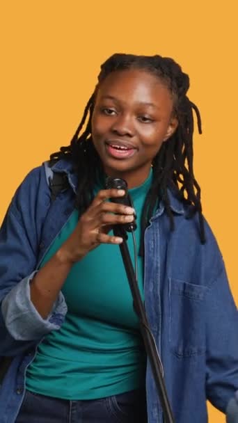Vidéo Verticale Femme Afro Américaine Tenant Microphone Interprétant Des Chansons — Video