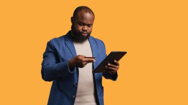 Web sitesine ödeme metodu eklerken kaşlarını çatan adam yetersiz fon hatası, stüdyo geçmişi görüyor. İşlemin reddedilmesi, tablete yanlış kredi kartı verilerinin yazılması, kamera B