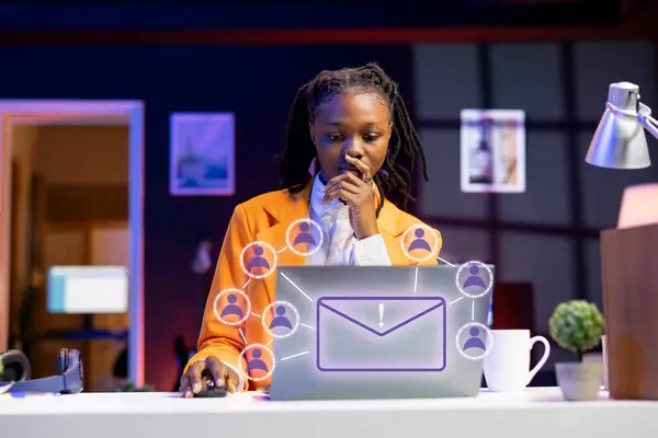 Mulher Afro Americana Trabalhando Laptop Enviando Mails Para Parceiros Negócios — Fotografia de Stock