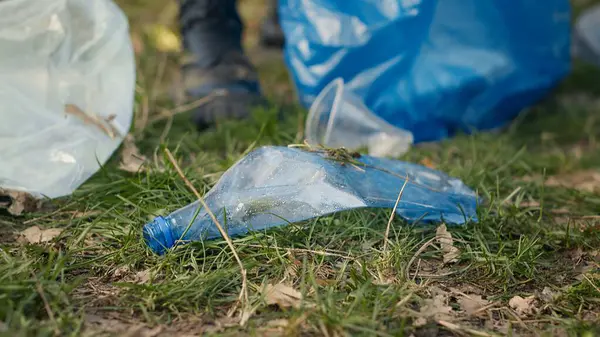 ゴミやプラスチック廃棄物から森林を掃除するボランティアのグループは 長い爪ツールでゴミとジャンクをつかむ 環境活動家がゴミを拾っている クローズアップ カメラ — ストック写真