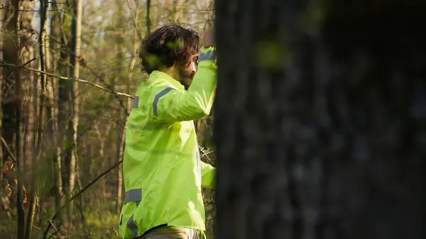 Команда Рятувальників Веде Шлях Лісової Зони Щоб Знайти Ключі Під Ліцензійні Стокові Зображення