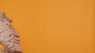 Aşırı çalışan kurye büyük pizza kutuları taşıyor, müşterilere servis yapmak için acele ediyor, hata yapıyor. Hintli çalışan çok fazla yemek siparişi veriyor, yere düşüyor, stüdyo arka planı, kamera B