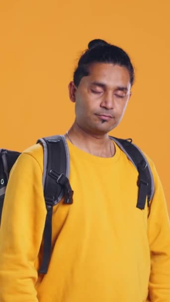 Portré Egy Vidám Indiai Férfiról Aki Termikus Hátizsákot Tart Elszigetelve — Stock videók