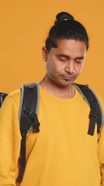 スタジオの背景に隔離された熱バックパックを保持しているアップビートインディアン男性の肖像画 カメラAにテイクアウト食品を提供する準備ができたフレンドリーな陽気な人 — ストック動画