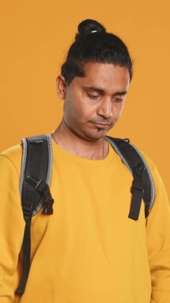 Portret Mężczyzny Trzymającego Plecak Termiczny Krzyżujący Ramiona Gotowy Realizacji Zamówień — Wideo stockowe