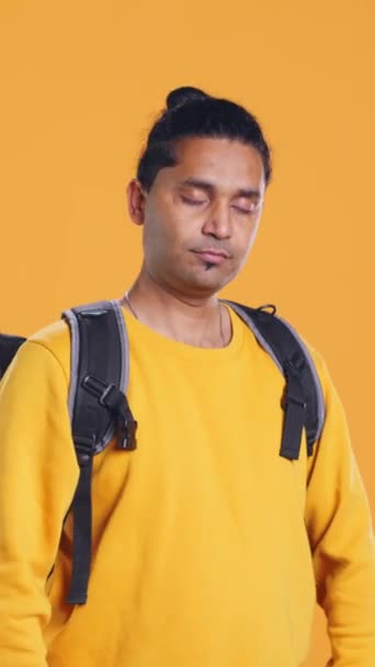 Ritratto Uomo Indiano Fiducioso Con Zaino Termico Braccia Incrociate Sfondo — Video Stock