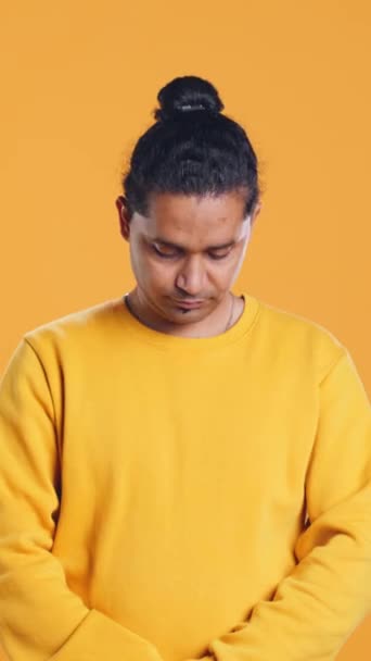 Portret Van Een Stralende Optimistische Indiaanse Man Met Een Positieve — Stockvideo