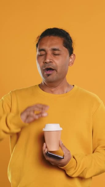 Indisk Man Njuter Kaffe Från Engångs Pappersmugg Och Skicka Sms — Stockvideo