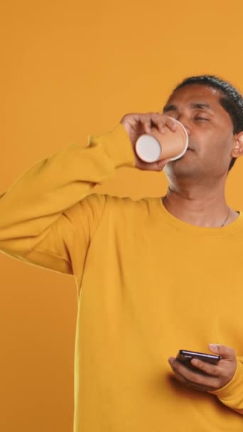 Homem Indiano Desfrutando Café Fresco Copo Papel Descartável Início Manhã — Vídeo de Stock