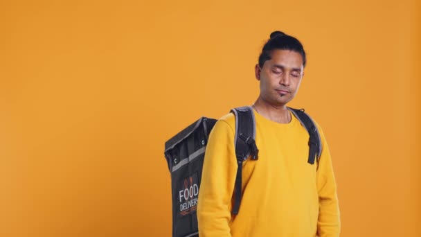 乐观的印地安人的肖像持有热背包 隔离在工作室的背景 友好的 快乐的人准备向顾客提供外卖食品 照相机B — 图库视频影像