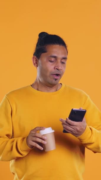 Indischer Mann Genießt Kaffee Aus Einweg Pappbecher Und Sendet Sms — Stockvideo