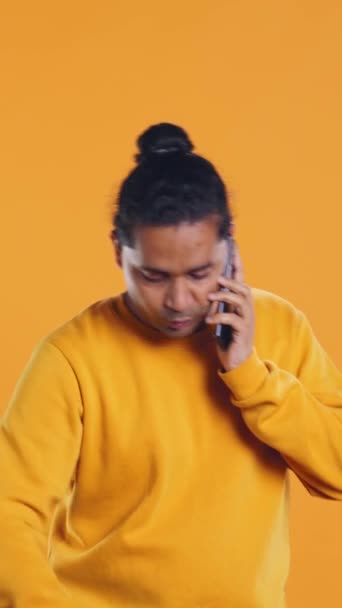 Teslimatçı Müşteriyle Telefonda Tartışıyor Varış Noktasına Vardıktan Sonra Onu Bekliyor — Stok video