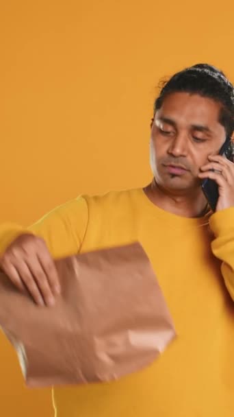 Termal Sırt Çantasında Yiyecek Paketleyen Müşterilerin Siparişlerini Yerine Getiren Telefonlara — Stok video