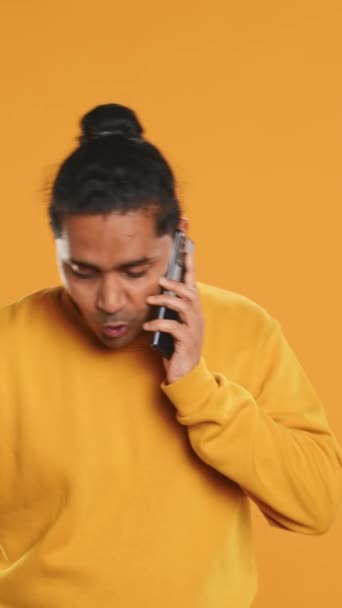 Teslimatçı Müşteriyle Telefonda Tartışıyor Varış Noktasına Vardıktan Sonra Onu Bekliyor — Stok video