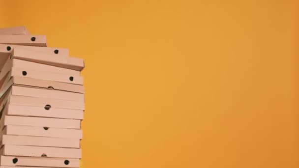 Overbelaste Bezorger Met Enorme Stapel Pizzadozen Bezorgd Het Maken Van — Stockvideo
