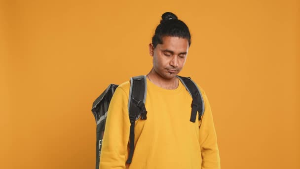 Πορτραίτο Του Αισιόδοξου Ινδού Που Κρατάει Θερμική Τσάντα Απομονωμένο Φόντο — Αρχείο Βίντεο