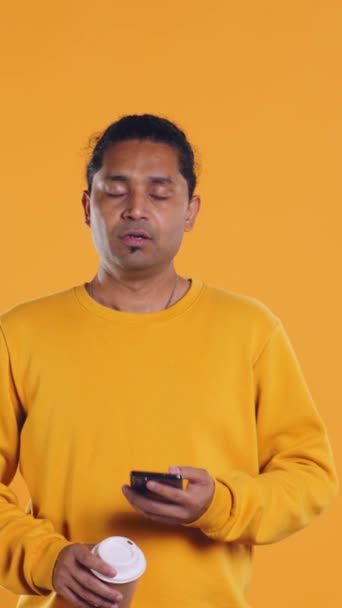 Indisk Man Njuter Färskt Kaffe Från Engångs Pappersmugg Tidigt Morgonen — Stockvideo