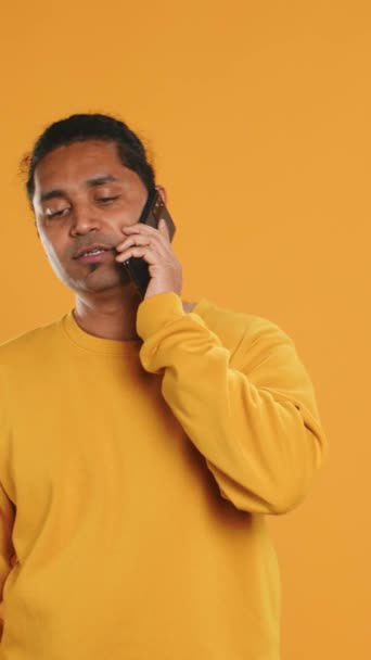 Termal Sırt Çantalı Bir Adam Telefona Cevap Veriyor Müşterilerin Siparişlerini — Stok video