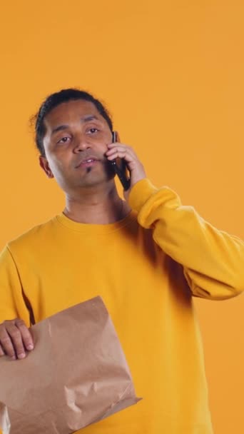 Pria India Memegang Tas Ransel Termal Menjawab Telepon Memenuhi Pesanan — Stok Video