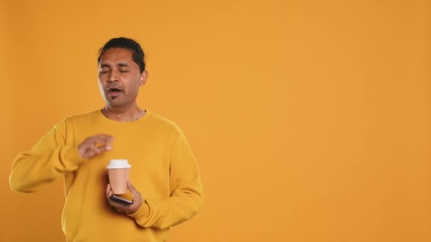 Homem Indiano Desfrutando Café Copo Papel Descartável Enviar Mensagens Texto — Vídeo de Stock