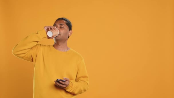 Homem Indiano Desfrutando Café Fresco Copo Papel Descartável Início Manhã — Vídeo de Stock
