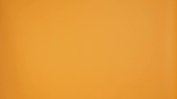 Перегруженный Доставщик Огромной Стопкой Коробок Пиццы Обеспокоенный Ошибкой Работник Обременен — стоковое видео