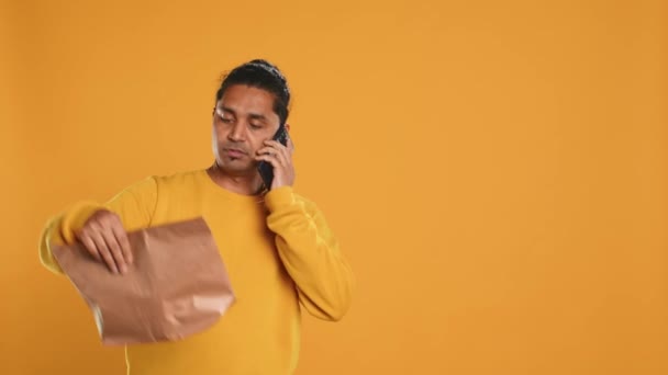 用热背包包装食物 完成客户订单 接听电话铃声 工作室背景 印度人给顾客送货 用手机和他们讨论 相机A — 图库视频影像