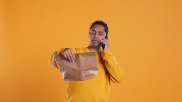 Человек Упаковывает Еду Тепловой Рюкзак Выполняет Заказы Клиентов Отвечает Телефонные — стоковое видео
