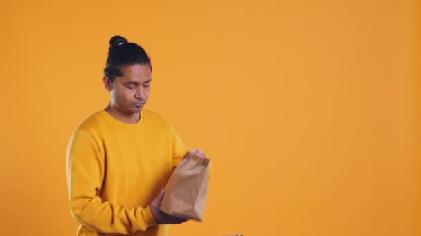 Indiase Pizza Bezorger Krijgen Afhaalbestelling Uit Thermische Rugzak Waardoor Het — Stockvideo
