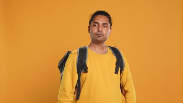 有自信的印地安人的肖像 手持热背包 交叉胳膊 工作室背景 辐射无量的送货员准备向顾客提供外卖食品 相机A — 图库视频影像