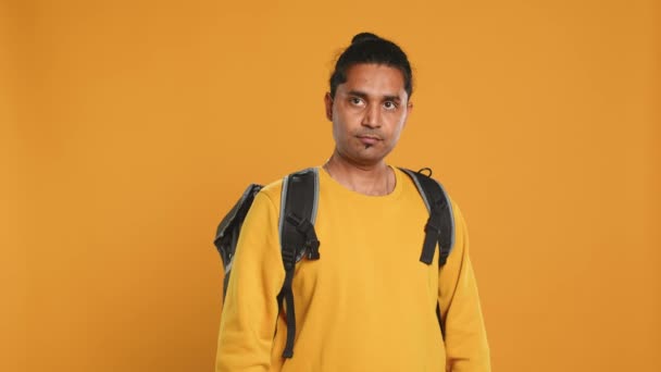 Portret Uśmiechniętego Indiańskiego Motocyklisty Trzymającego Termalny Plecak Odizolowany Tle Studia — Wideo stockowe