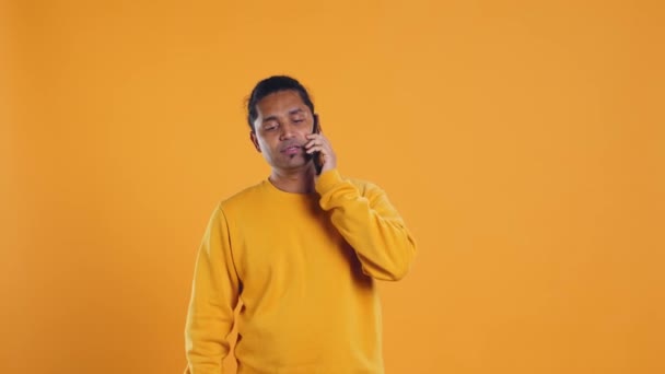 Man Memegang Tas Ransel Termal Menjawab Telepon Memenuhi Pesanan Klien — Stok Video