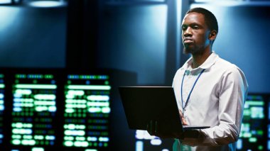 Bilgi işlem geliştiricisi ileri güvenlik duvarları, izinsiz giriş tespit sistemleri ve düzenli güvenlik güncellemeleri kuruyor. Siber güvenlik uzmanı hackleme, kötü amaçlı yazılım ve DDoS saldırılarını önlüyor.