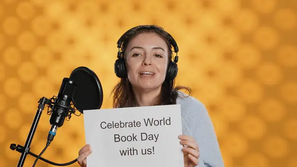 Усміхнена Жінка Знімає Рекламне Відео День Світової Книги Ізольоване Студійному Ліцензійні Стокові Зображення
