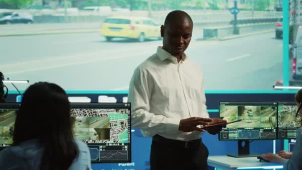 Vedoucí Agentury Pracuje Svým Týmem Zaměstnanců Monitorovací Místnosti Analyzuje Data — Stock video