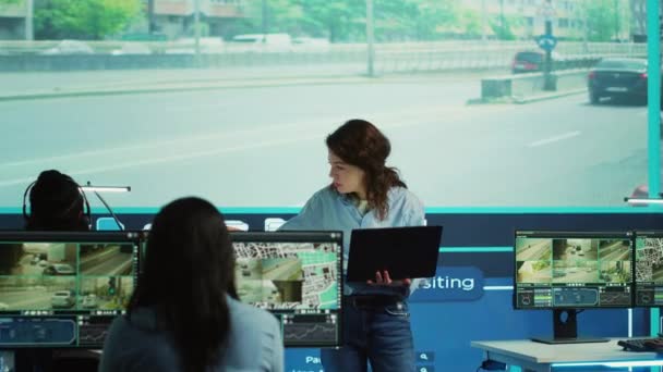 Jonge Manager Analyseert Verkeersbewakingsgegevens Met Haar Medewerkers Team Gebruikmakend Van — Stockvideo