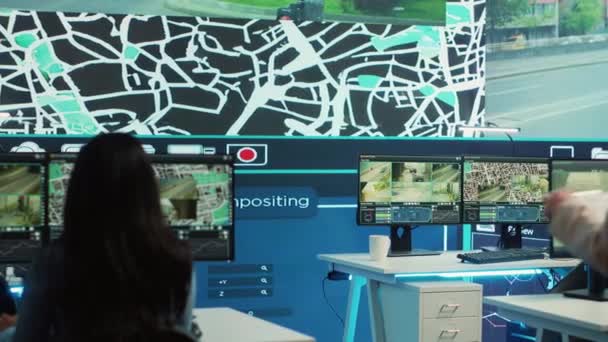 经理监督送货呼叫中心办公室的各类员工操作人员 通过卫星导航图指导城市航线上的货运汽车 相机A — 图库视频影像