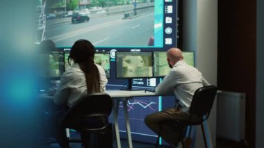 Kargo nakliye şirketi çalışanları en iyi rotaları kullanarak hızlı teslimatı sağlamak için arabalarını ve sürücülerini izliyorlar. Çeşitli ekipler kuryelerinin GPS uydusu ile haritada yerini tespit ediyor. Kamera A.
