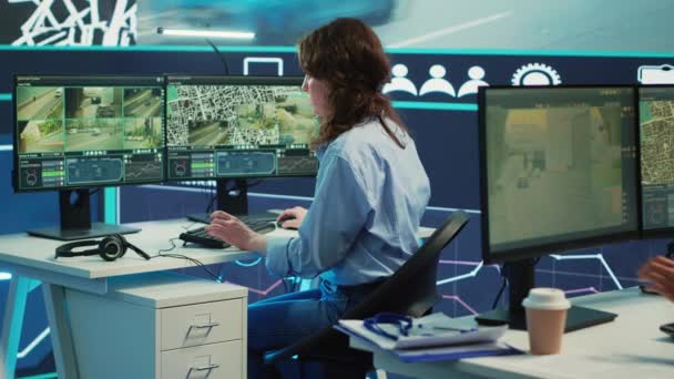 Gözetleme Odası Operatörü Güvenlik Kamerası Görüntüleri Gps Uydu Haritasında Trafikten — Stok video