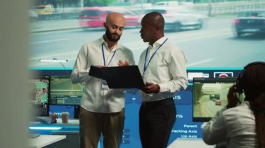 Uzmanlar güvenlik kameraları ve güvenlik kameralarından gerçek zamanlı trafik dinamiklerini izliyorlar. Devlet dairesi çeşitli çalışanları GPS uydusundan arabaları takip ediyor. Kamera A.