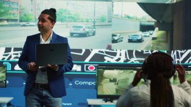 Hint takım lideri, merkezi operatörlere görev veriyor. Paket sevkiyatı ile ilgili müşterileri bilgilendiriyor. Kurye ajansı trafikteki teslimat araçlarını izliyor, uydu haritaları da gözetliyor. Kamera A.