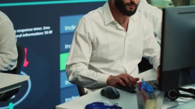 Orta Doğulu çalışan, teslimat kamyonunun GPS koordinatlarını kontrol merkezine hızlı sevkiyat için takip ediyor. Nakliye şirketi çalışanı uydu haritası ve radar görüntülerini kullanır. Kamera A.