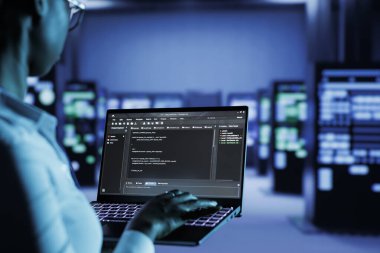 Bilgisayarda kod ve programlama yürüten bilişim geliştiricisi, sorun yaratma ve tam teşekküllü bıçak sunucusu kümelerini barındırmak için tasarlanmış yüksek teknoloji tesislerini güncelleme.