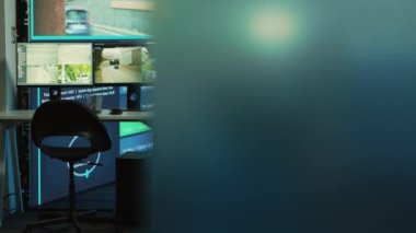 Boş federal büro kamu güvenliğini denetliyor ve CCTV güvenlik kameralarındaki trafik kameralarını yönetiyor. Gözlem odasında büyük ekranlı uydu iletişimi gözlemi.