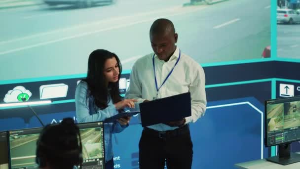 Diverse Team Overvågning Trafik Byen Med Cctv System Optagelser Følge – Stock-video