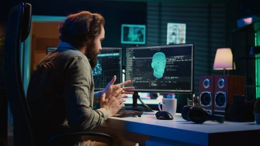 Duyarlı yapay zekanın varoluşsal sorular sormasını sağlamaktan gurur duyan memnun programcı. Memnuniyet duyulan adam evde bilinçsiz yapay zekayla sohbet ediyor, süper zekaya ulaştıktan sonra rahatladı, kamera B