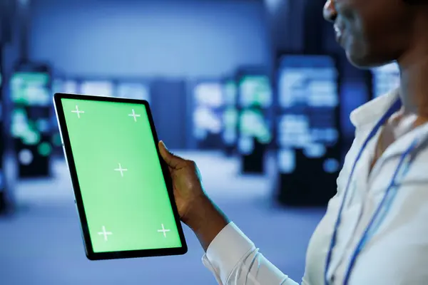 服务器机房有经验的开发人员使用绿色屏幕平板电脑来防止未来出现故障和意想不到的系统故障 配备模拟装置的信息技术专家确保提高数据安全 — 图库照片