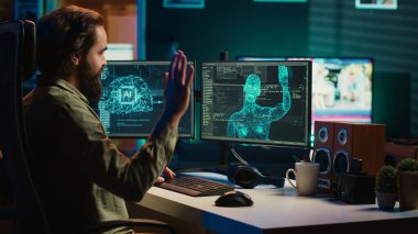 Bilimadamı, yapay zekayı duyarlı bir varlığa, karşılama yaratıcısına dönüştüren bir yazılım içeren diski PC 'ye yerleştiriyor. Bilgisayara fişek yerleştirme uzmanı, uyandırma AGI androidi, kamera A